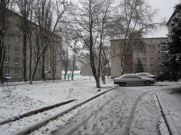 Maisons vivantes dans le quartier résidentiel ukrainien en hiver — Photo