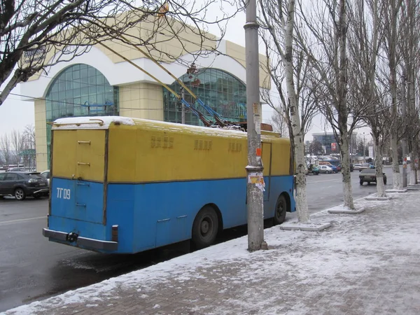 Bus en ukraine en couleurs nationales ukrainiennes jaune et bleu — Photo