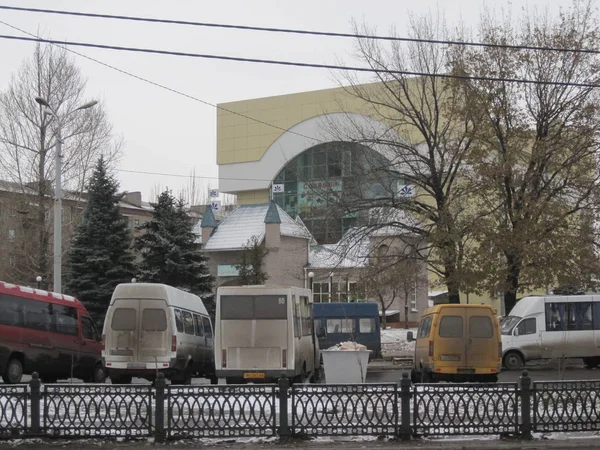 Marshrutka на парковке перед свечным магазином, похожим на замок — стоковое фото