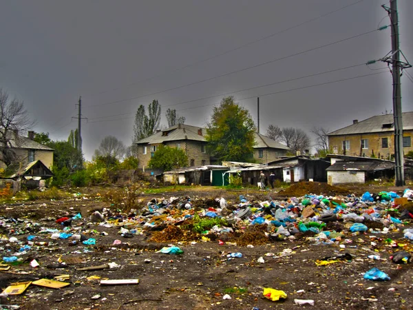 Dumpingu pomiędzy biednymi rezydencją — Zdjęcie stockowe