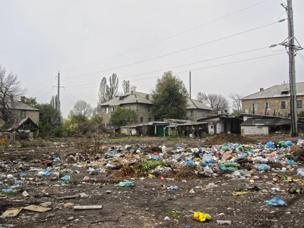 Chão de dumping entre residências pobres — Fotografia de Stock