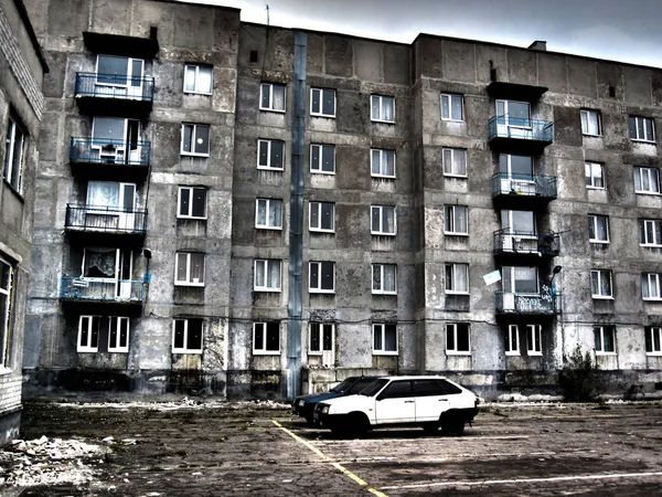 Ηλικίας βρώμικη πρόσοψη κτίριο κατοικιών, multi — Φωτογραφία Αρχείου