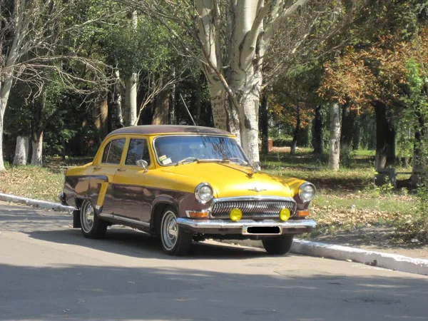 Retro carro Gaz-21 Volga, amarelo — Fotografia de Stock