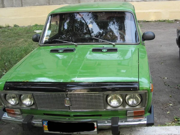 Vooraanzicht van de oude Russische klassieke Lada-auto op de stad — Stockfoto