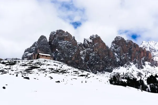 Hut Refugio in winter landschap van de Alpen, Dolomieten. Italië — Stockfoto