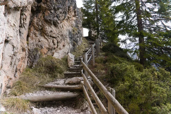 Небезпечний шлях до старого замку вовків у скелях, доломітів — стокове фото