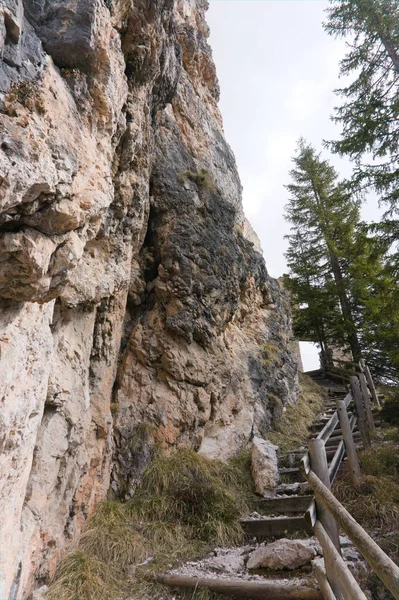 Chemin dangereux vers le vieux château de Wolkenstein dans les rochers, dolomites — Photo