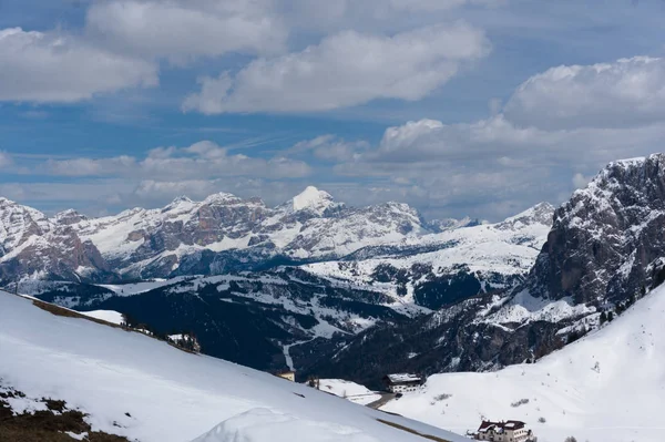 Высокие горные скалы в Доломитовых Альпах — стоковое фото