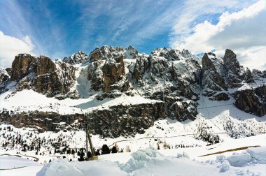 Dolomites'in yüksek dağ kayalıklarla