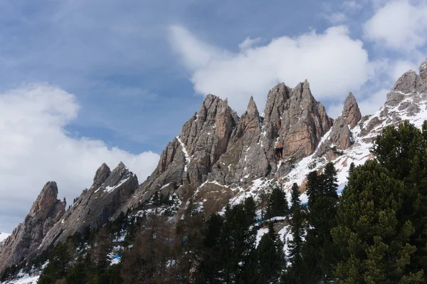 Altos penhascos de montanha nas Dolomitas — Fotografia de Stock