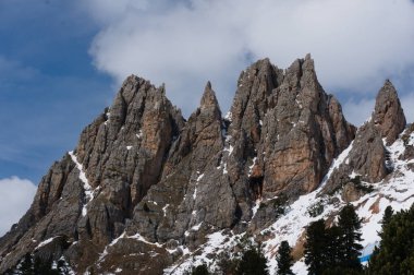 Dolomites'in yüksek dağ kayalıklarla