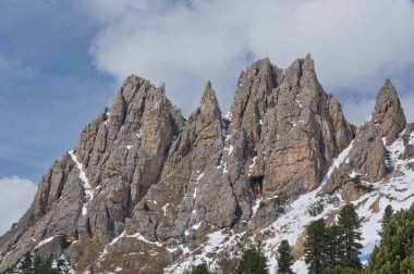 Dolomites'in yüksek dağ kayalıklarla