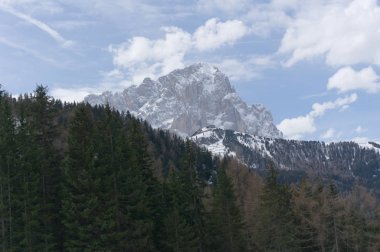Langkofel Dolomites, güneşli bir kış gününde wolkenstein alp dağı