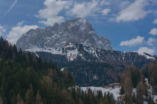 Langkofel Dolomieten, Alp berg in Wolkenstein op een zonnige winterdag — Stockfoto