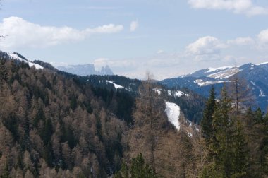 Dolomites'in yüksek dağ kayalıklarla