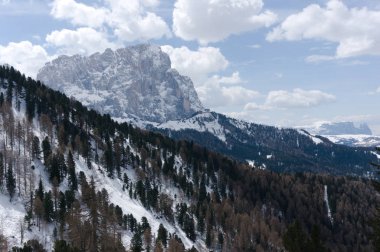Langkofel Dolomites, güneşli bir kış gününde wolkenstein alp dağı