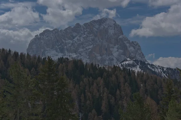 Langkofel Dolomites, montanha alp em wolkenstein em um dia ensolarado de inverno — Fotografia de Stock