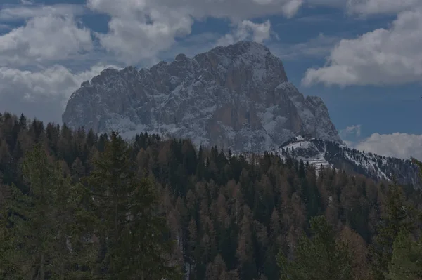 Langkofel Dolomieten, Alp berg in Wolkenstein op een zonnige winterdag — Stockfoto