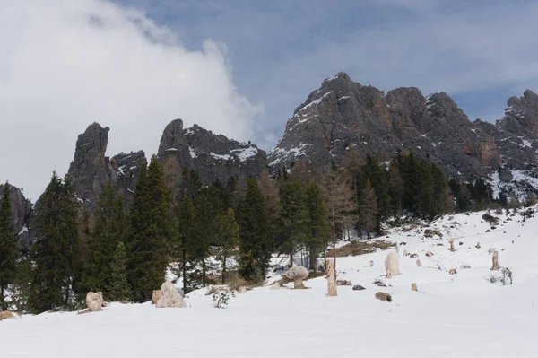 Hoge berg kliffen in de Dolomieten — Stockfoto