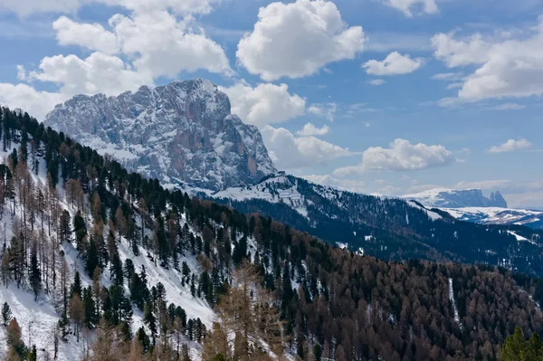 Langkofel Dolomieten, Alp berg in Wolkenstein op een zonnige winterdag — Stockfoto