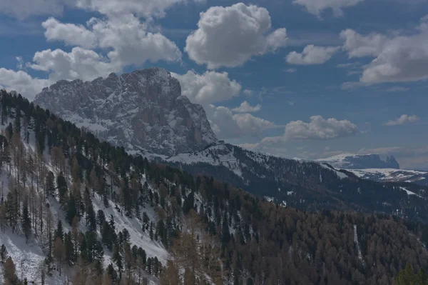 Langkofel Dolomites, montanha alp em wolkenstein em um dia ensolarado de inverno — Fotografia de Stock