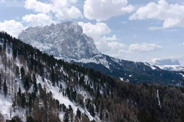 Langkofel Dolomieten, Alp berg in Wolkenstein op een zonnige winterdag — Stockfoto
