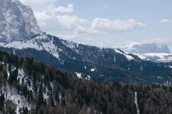Langkofel Dolomiti, montagna alpina a Wolkenstein in una giornata invernale soleggiata — Foto Stock