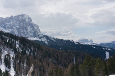 Langkofel Dolomites, güneşli bir kış gününde wolkenstein alp dağı