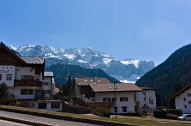 Güney tirol wolkenstein köyü üzerinde kayalık dolomit dağların görünümü, val gardena