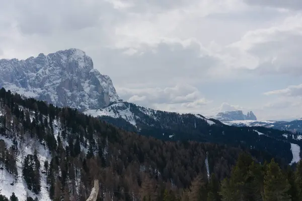 Langkofel Dolomieten, Alp berg in Wolkenstein op een zonnige winterdag — Stockfoto