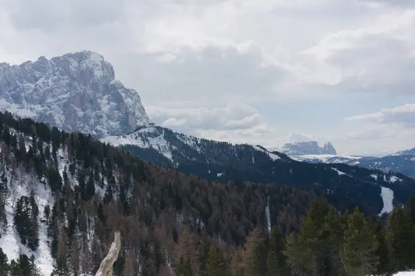 Langkofel Dolomieten, Alp berg in Wolkenstein op een zonnige winterdag — Stockfoto
