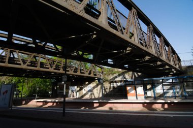 Stuttgart şehrinde Çelik Köprü demiryolu görünümü