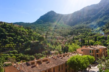 Evler Deia dağ köyünde tepeler üzerine inşa edilmiş