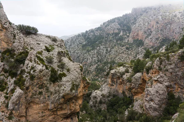 Binaraix ve cuber yakınlarındaki bir vadide Kayalar