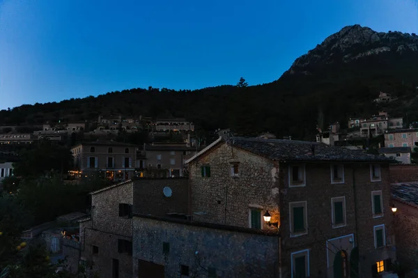 Noche en una pintoresca montaña mediterránea — Foto de Stock