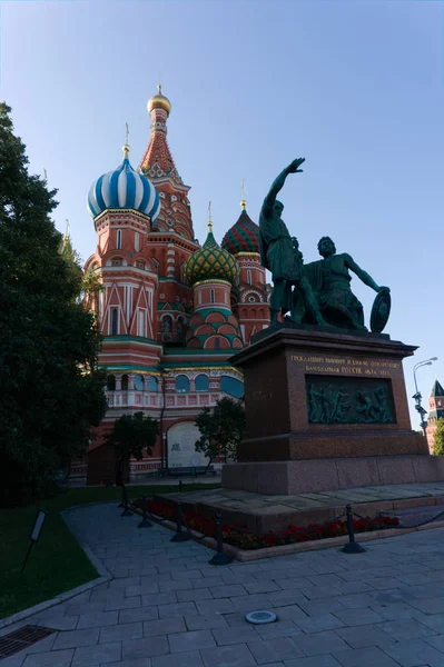 San. Cattedrale di Basilio con monumento statua in fron di, Mosca — Foto Stock