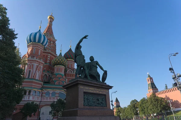 Санкт-Петербург Собор Василия Блаженного с памятником в Фроне, Москва — стоковое фото