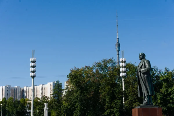 VDNKh Park Lenin staty och Ostankino Tower — Stockfoto