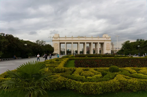 Κύρια πύλη εισόδου του Gorky Park, ένα από τα κύρια αξιοθέατα της πόλης και ορόσημο στη Μόσχα, Ρωσία — Φωτογραφία Αρχείου