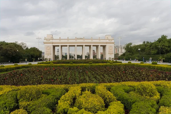 Κύρια πύλη εισόδου του Gorky Park, ένα από τα κύρια αξιοθέατα της πόλης και ορόσημο στη Μόσχα, Ρωσία — Φωτογραφία Αρχείου