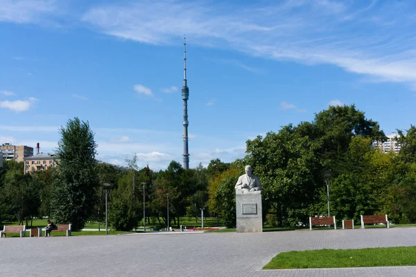 Torre de televisión Ostankino vista desde el parque VDNKh en Moscú Rusia —  Fotos de Stock