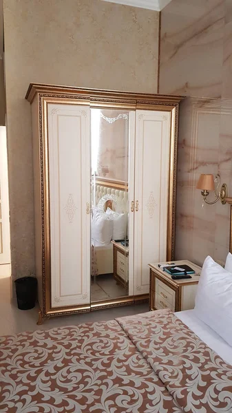 왕은 사업 호텔 방에서 침대보를 만들고. — 스톡 사진