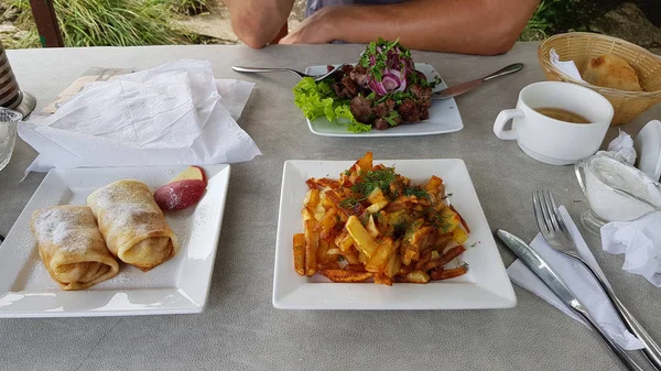 rusya'da çay ile çöl için shashlik ve patates ve elma krep