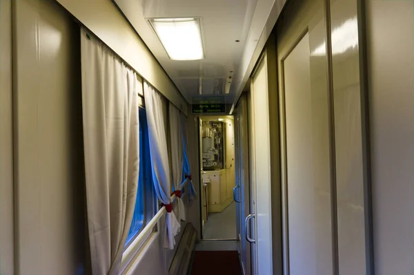 Ulička v ruském vlaku se sruby vedle a okna na druhé straně — Stock fotografie