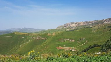 Gümbaşı, 2000 m.'nin üzerinde bir yükseklikte rus kafkasyasında, yeşil çayır manzarasında