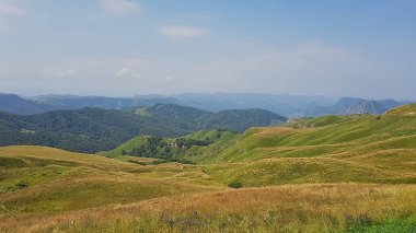 Gümbaşı, 2000 m.'nin üzerinde bir yükseklikte rus kafkasyasında, yeşil çayır manzarasında