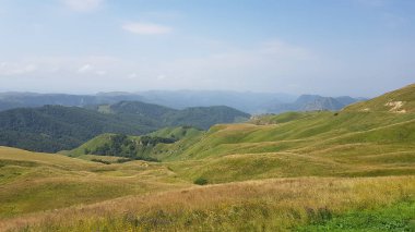 Gümbaşı, 2000 m.'nin üzerinde bir yükseklikte rus kafkasyasında, yeşil çayır manzarasında