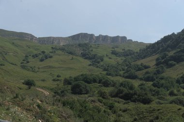 Gümbaşı, 2000 m.'nin üzerinde bir yükseklikte rus kafkasyasında, yeşil çayır manzarasında