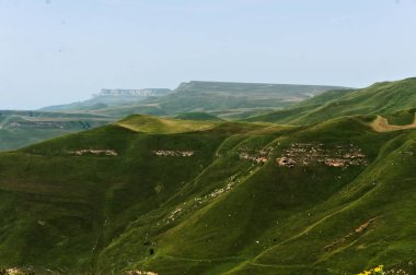Gümbaşı, 2000 m.'nin üzerinde bir yükseklikte rus kafkasyasında, yeşil çayır manzarasında