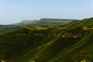 Gümbaşı, 2000 m.'nin üzerinde bir yükseklikte rus kafkasyasında, yeşil çayır manzarasında